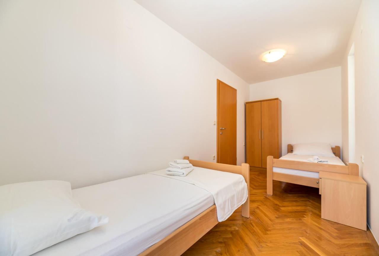 Apartments Melania & Antonia Baška Exteriör bild